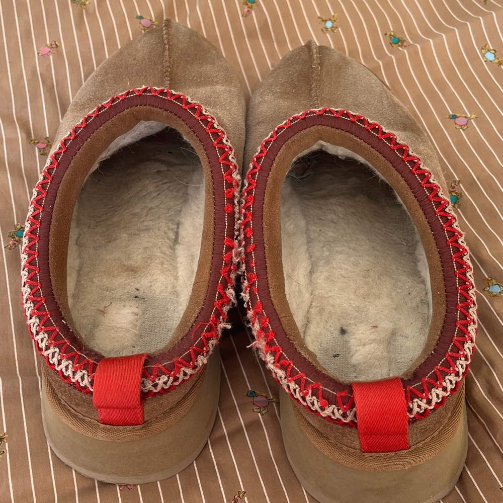 UGG Men's Tan Indoor Outdoor Slippers with Red Accent - Picture 4 of 7